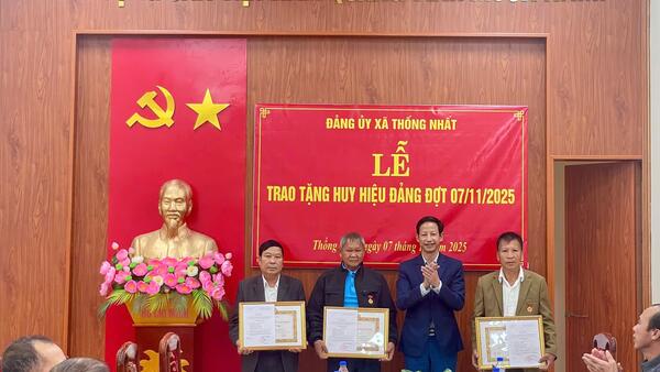 ĐẢNG ỦY XÃ THỐNG NHẤT TỔ CHỨC LỄ TRAO TẬNG HUY HIỆU ĐẢNG ĐỢT 07/11/ 2025