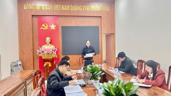 Hội đồng Nâng bậc lương trước thời hạn xã Thống Nhất họp xét nâng bậc lương trước thời hạn do lập thành tích xuất sắc trong thực hiện nhiệm vụ đối với cán bộ, công chức, viên chức và người lao động