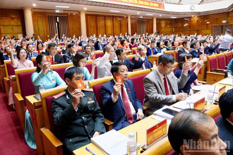 Các đại biểu biểu quyết thông qua Danh sách nhân sự Ban Chấp hành Đảng bộ tỉnh Lạng Sơn nhiệm kỳ 2025-2030. ndo_br_img-0624.jpg