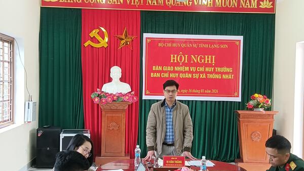 Hội nghị bàn giao nhiệm vụ Chỉ huy trưởng Ban Chỉ huy Quân sự xã Thống Nhất